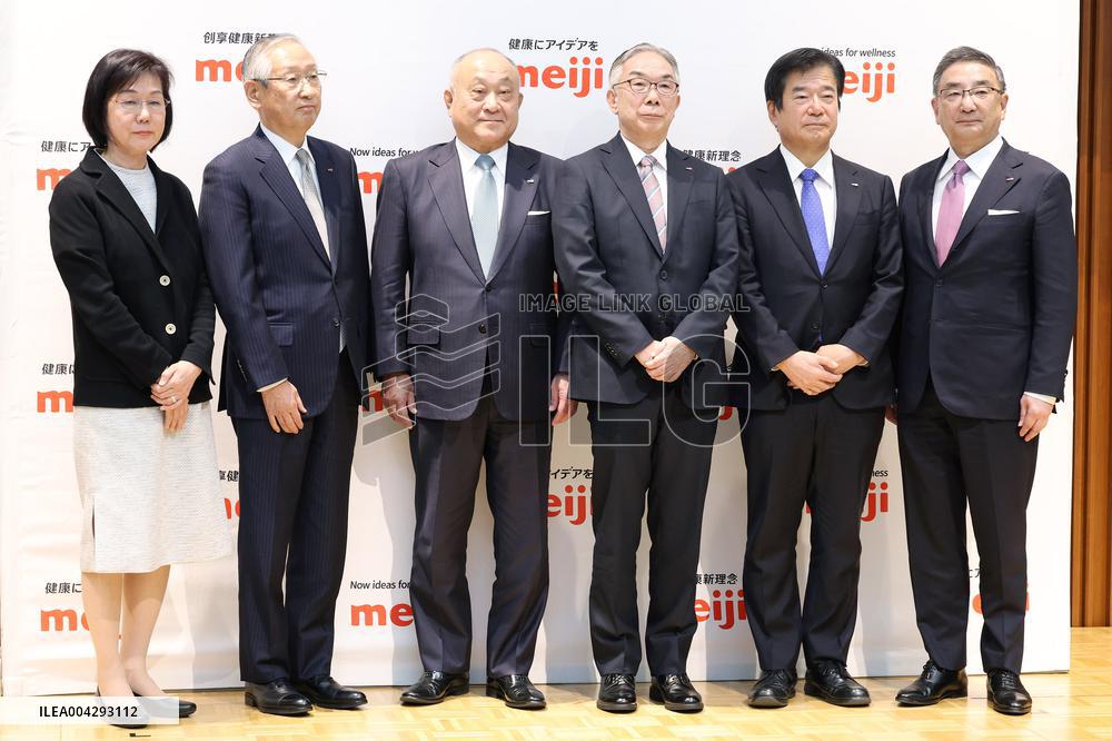 Conference on the change of president of Meiji HD