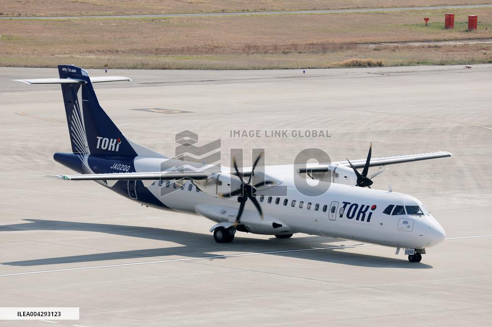 Toki Air landing at Kobe Airport