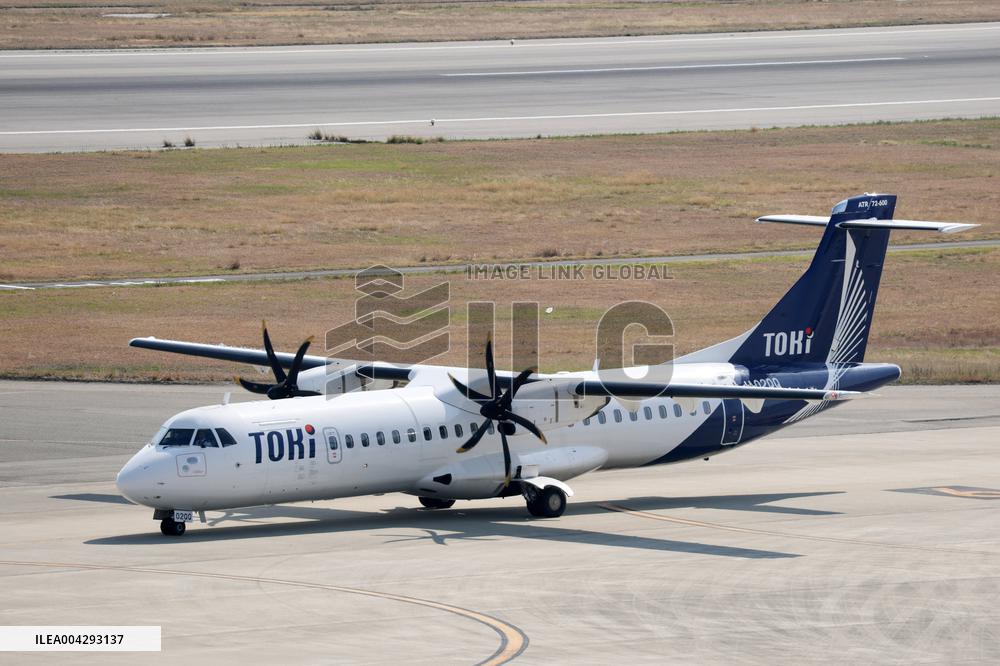 Toki Air landing at Kobe Airport