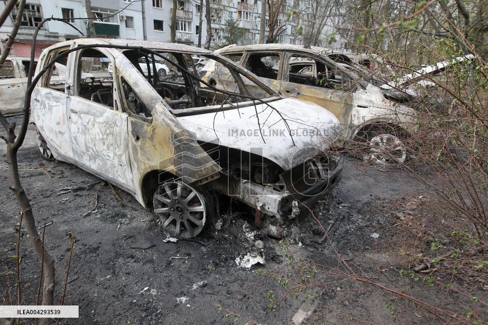 Wreckage of Russian drone crashes outside residential building in Dnipro