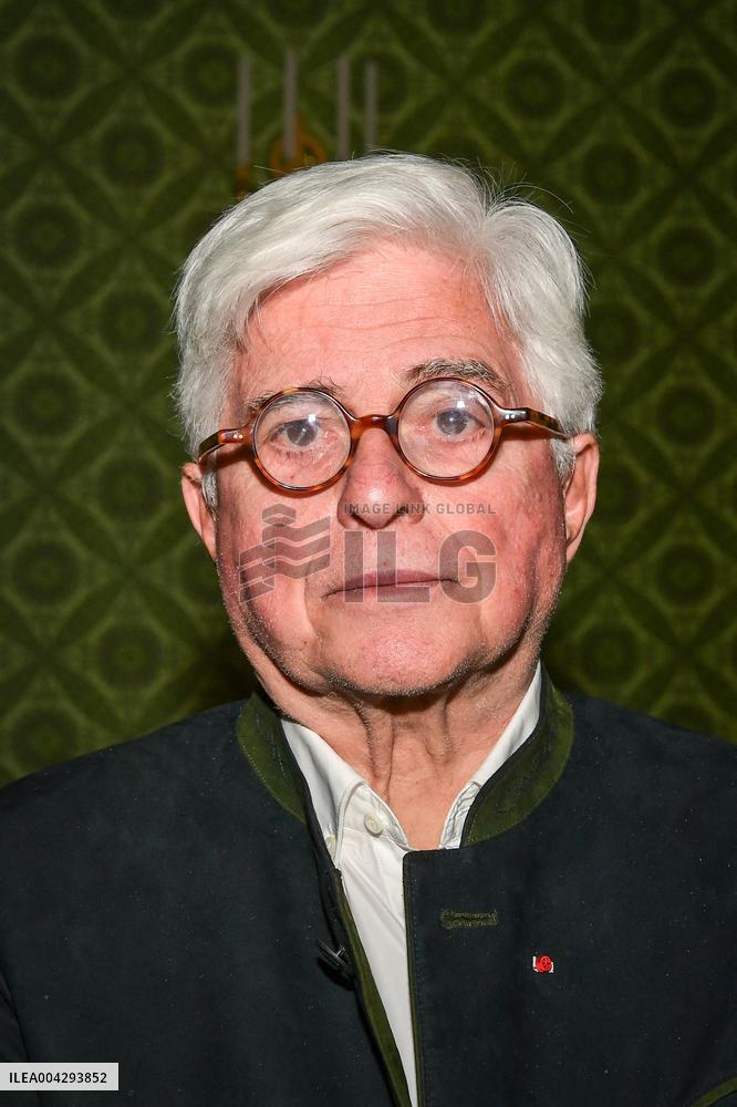 Le Dernier Sacre exhibition in Paris - FA