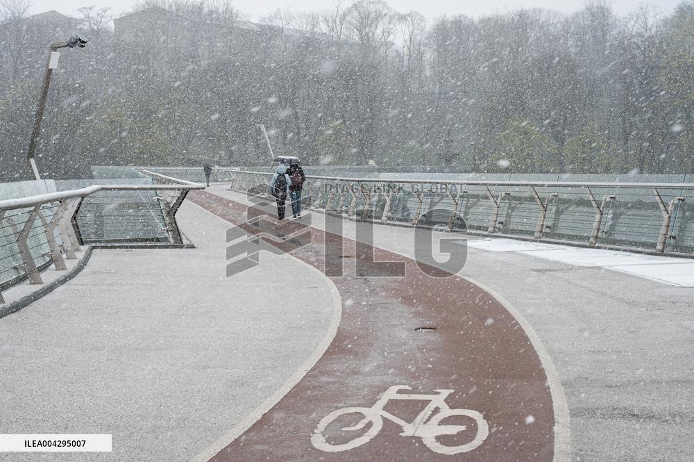 Snowfall in Kyiv in April