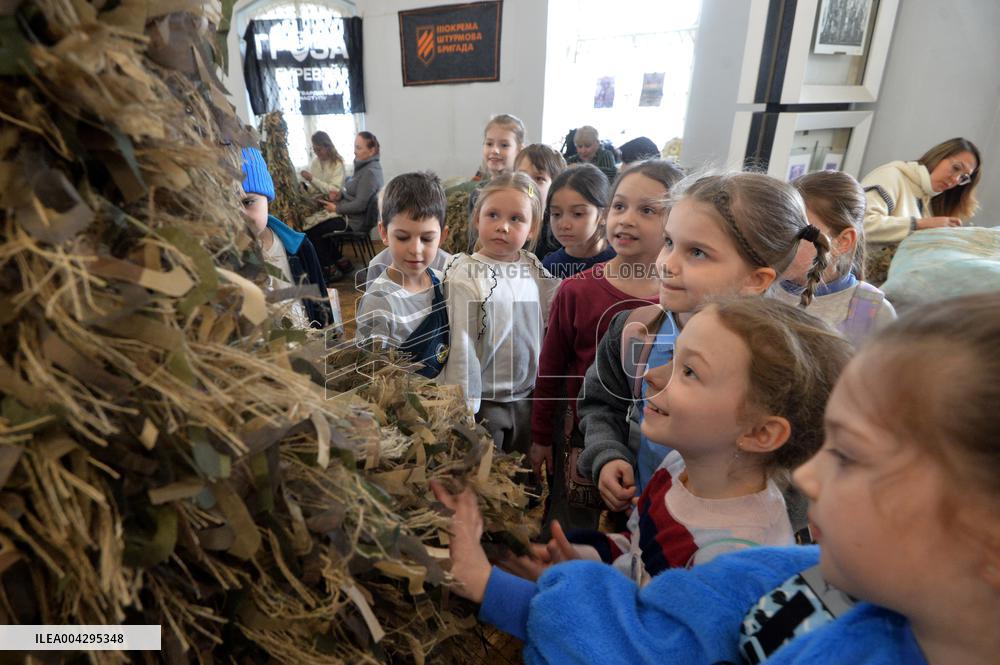 Weaving camouflage nets at Pecherski Kotyky volunteer center