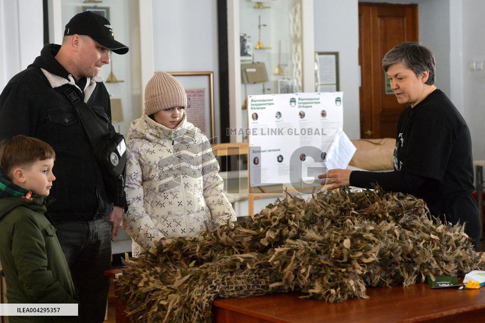 Weaving camouflage nets at Pecherski Kotyky volunteer center