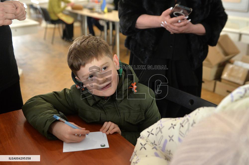 Weaving camouflage nets at Pecherski Kotyky volunteer center