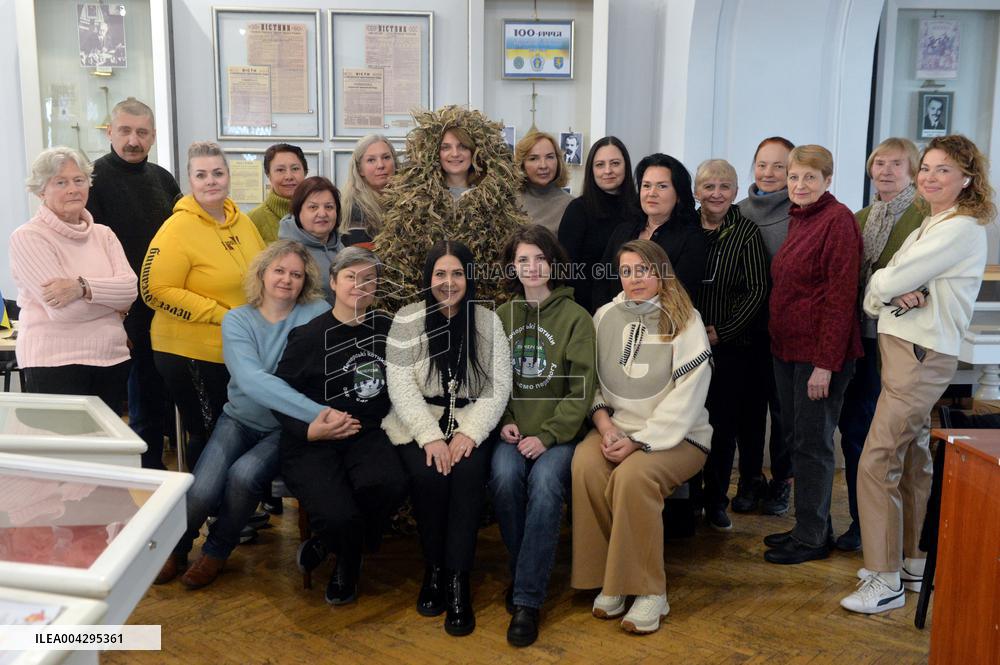 Weaving camouflage nets at Pecherski Kotyky volunteer center