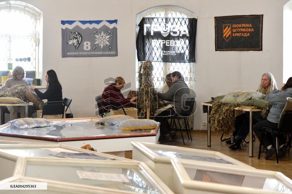 Weaving camouflage nets at Pecherski Kotyky volunteer center