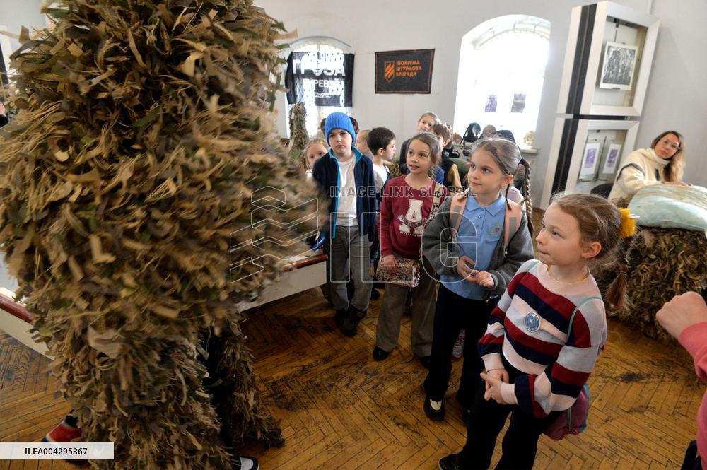 Weaving camouflage nets at Pecherski Kotyky volunteer center