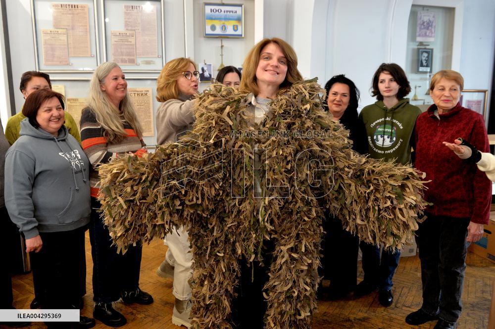 Weaving camouflage nets at Pecherski Kotyky volunteer center