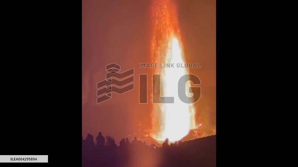 US: Hawaii’s Kīlauea Volcano Erupts, Spewing 700-Feet Lava