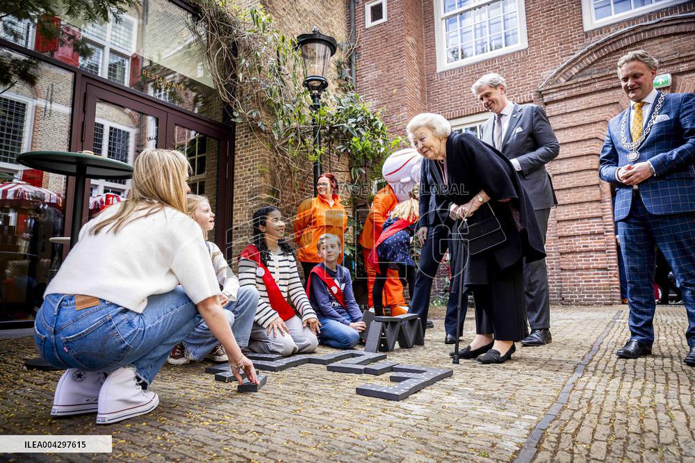 Princess Beatrix Presents The Jantje Beton Prize - Netherlands
