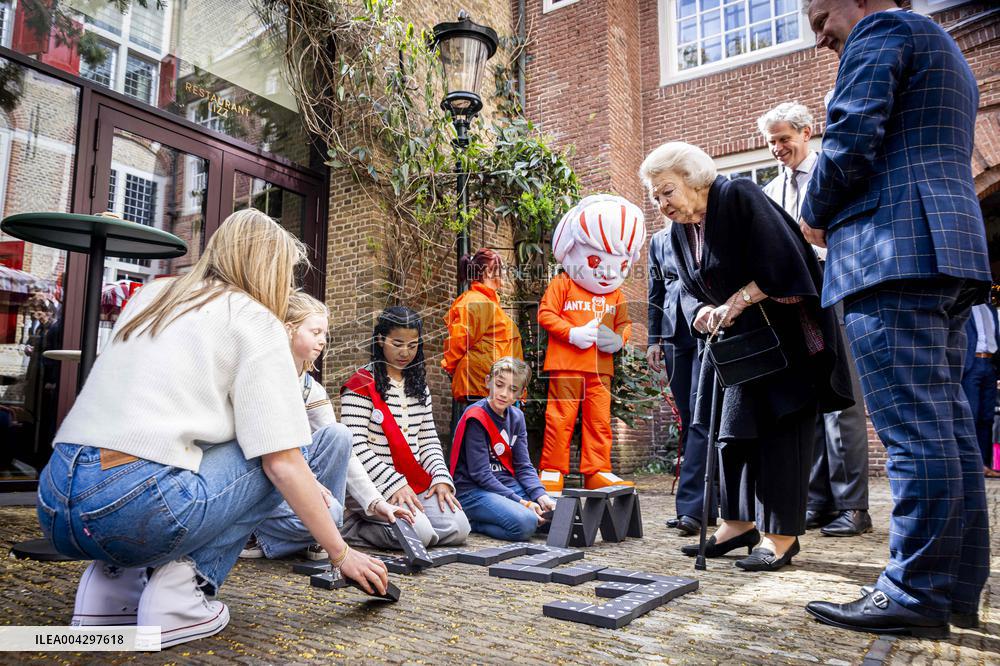 Princess Beatrix Presents The Jantje Beton Prize - Netherlands