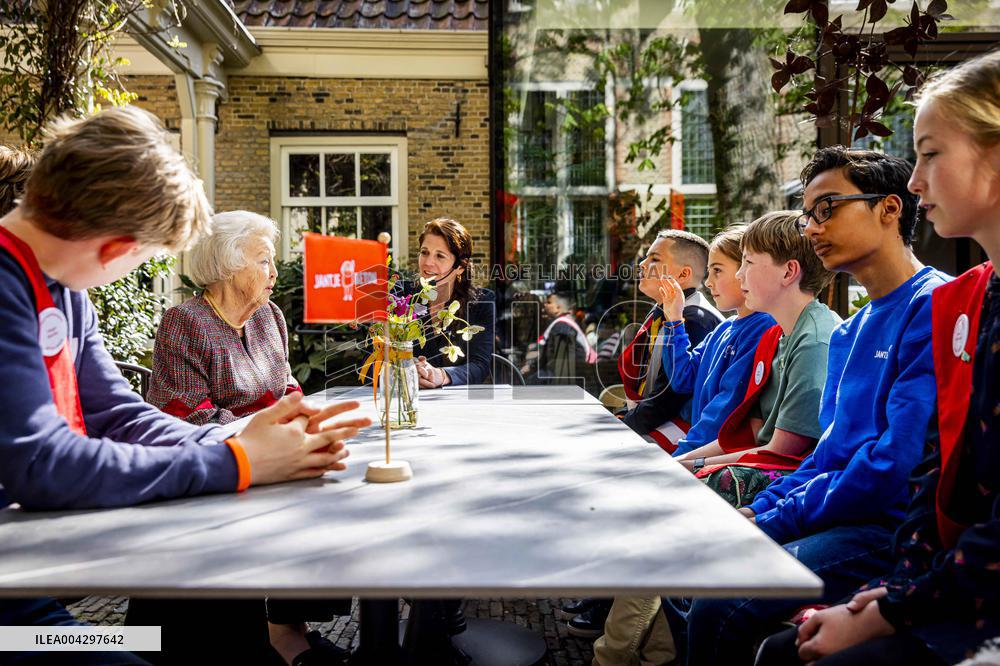Princess Beatrix Presents The Jantje Beton Prize - Netherlands