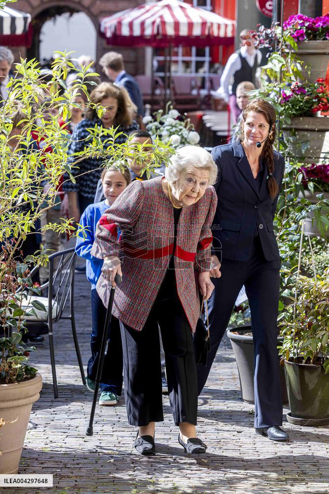 Princess Beatrix Presents The Jantje Beton Prize - Netherlands