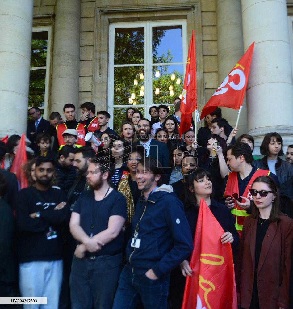 Left-Wing Aides Protest Far-Right Media Dossier in Paris