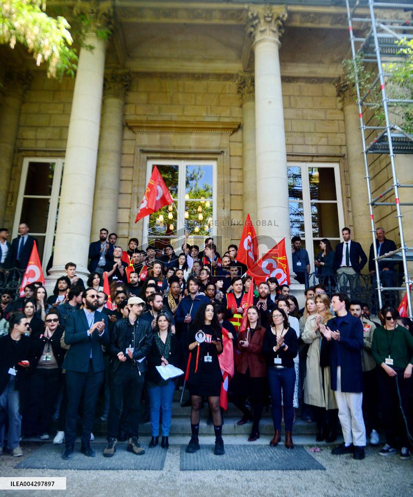 Left-Wing Aides Protest Far-Right Media Dossier in Paris