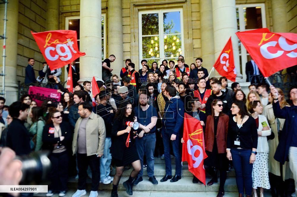 Left-Wing Aides Protest Far-Right Media Dossier in Paris