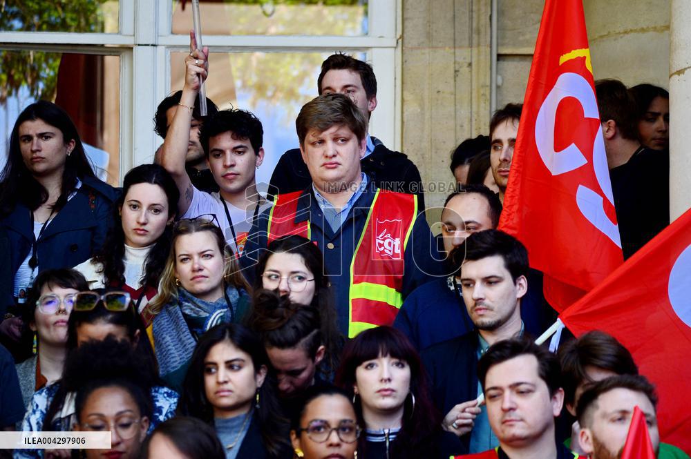Left-Wing Aides Protest Far-Right Media Dossier in Paris