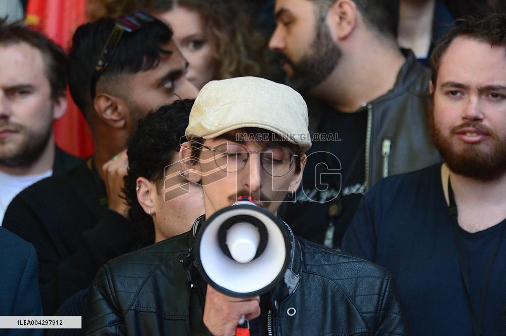 Left-Wing Aides Protest Far-Right Media Dossier in Paris