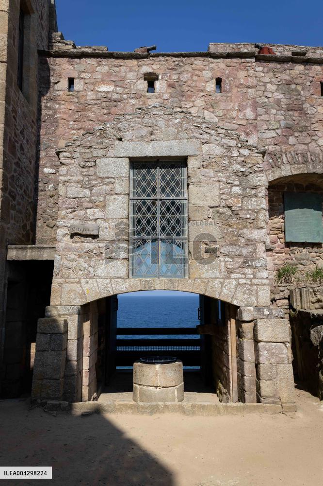 NO TABLOIDS - Official visit to Brittany by Prince Albert II of Monaco with his family - Plevenon