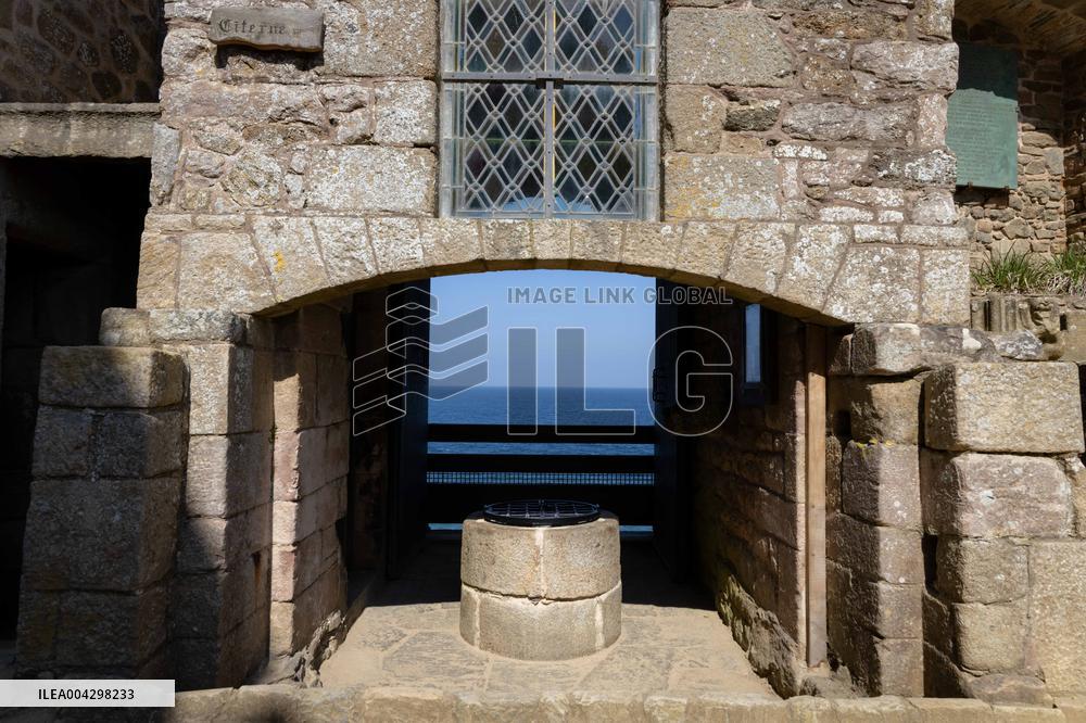 NO TABLOIDS - Official visit to Brittany by Prince Albert II of Monaco with his family - Plevenon