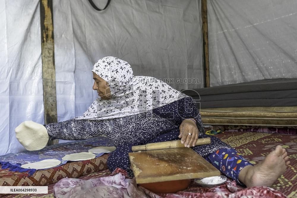 Palestinian Women Bake Pita Breads To Feed Refugees - Palestine