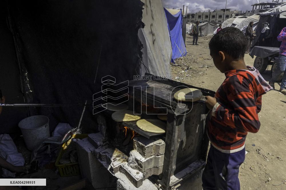 Palestinian Women Bake Pita Breads To Feed Refugees - Palestine
