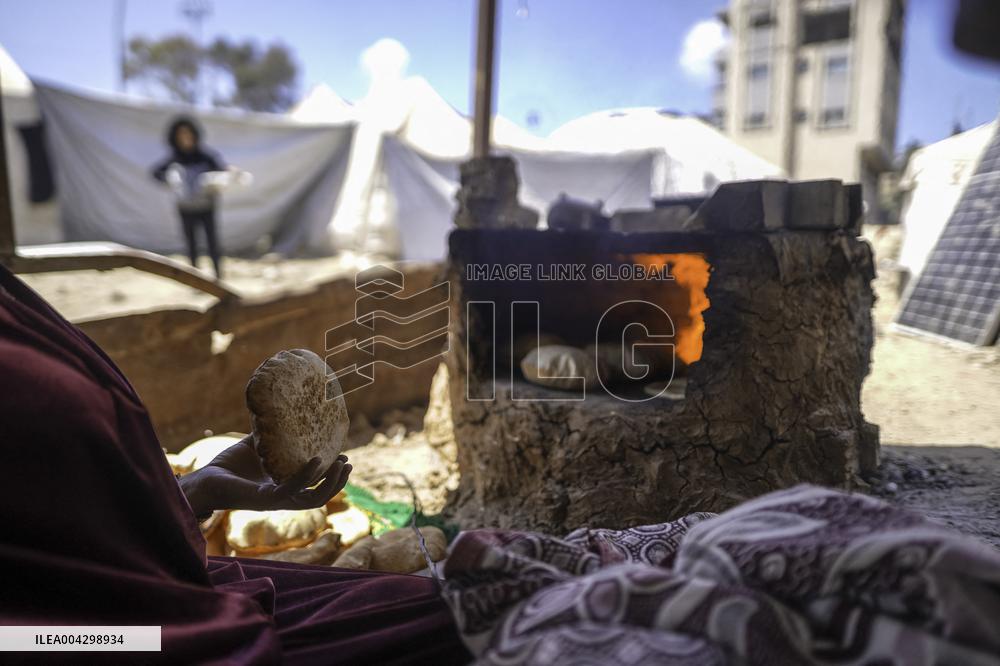 Palestinian Women Bake Pita Breads To Feed Refugees - Palestine