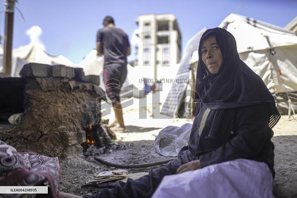 Palestinian Women Bake Pita Breads To Feed Refugees - Palestine