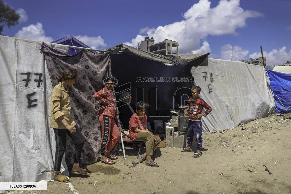 Palestinian Women Bake Pita Breads To Feed Refugees - Palestine