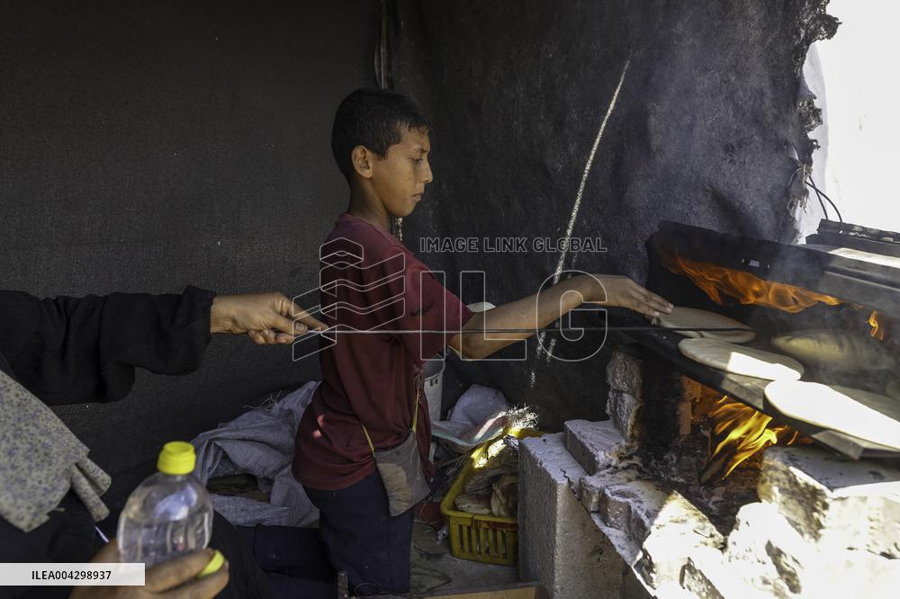 Palestinian Women Bake Pita Breads To Feed Refugees - Palestine