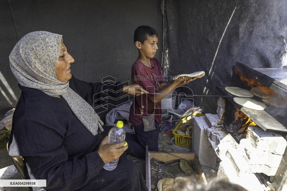 Palestinian Women Bake Pita Breads To Feed Refugees - Palestine