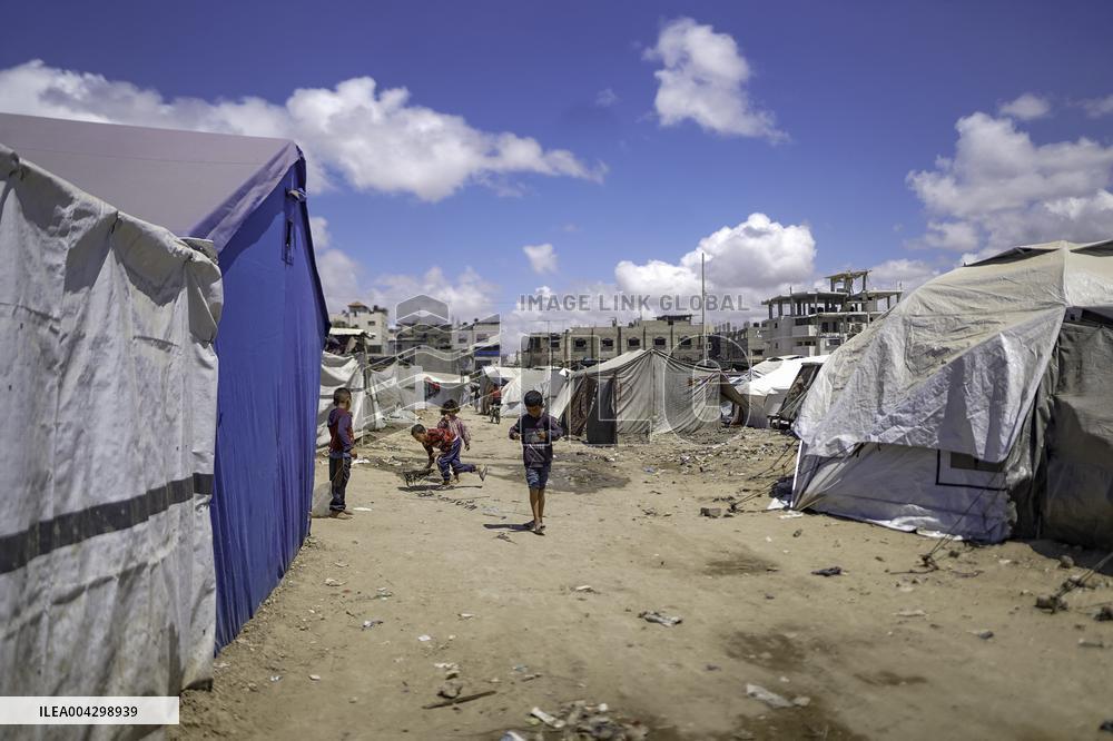 Palestinian Women Bake Pita Breads To Feed Refugees - Palestine