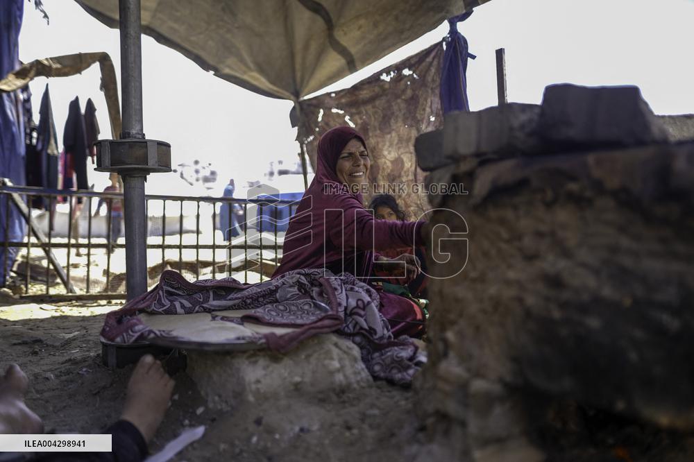 Palestinian Women Bake Pita Breads To Feed Refugees - Palestine