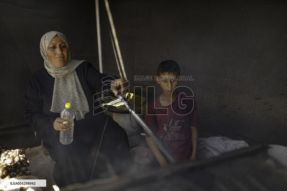 Palestinian Women Bake Pita Breads To Feed Refugees - Palestine