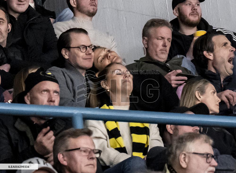 CROWN PRINCESS COUPLE AT HOCKEY