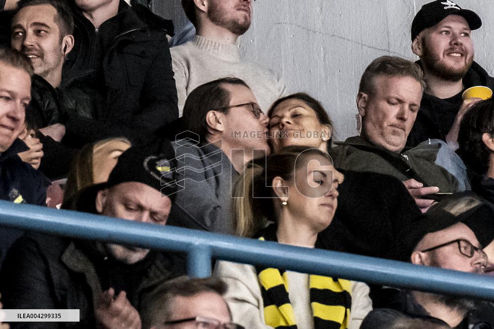 CROWN PRINCESS COUPLE AT HOCKEY