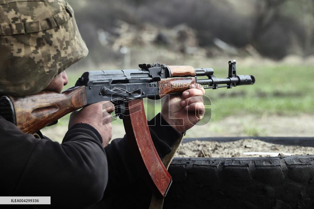 Training to prepare for national resistance in Kharkiv region
