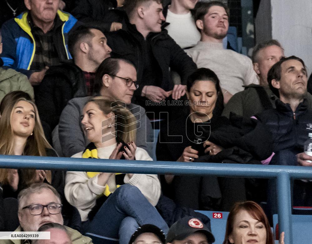 CROWN PRINCESS COUPLE AT HOCKEY