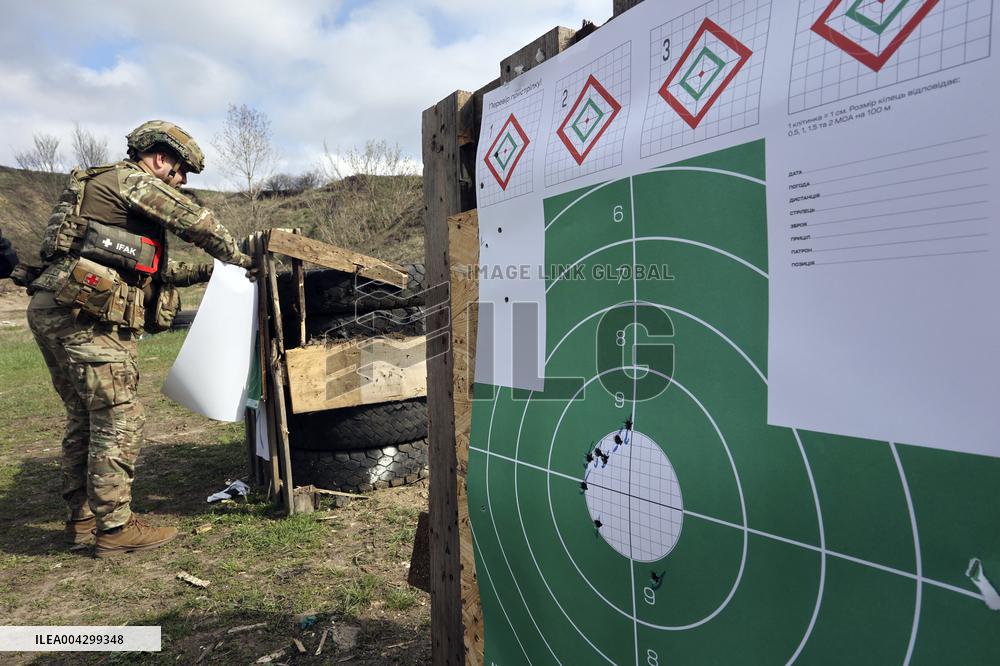 Training to prepare for national resistance in Kharkiv region