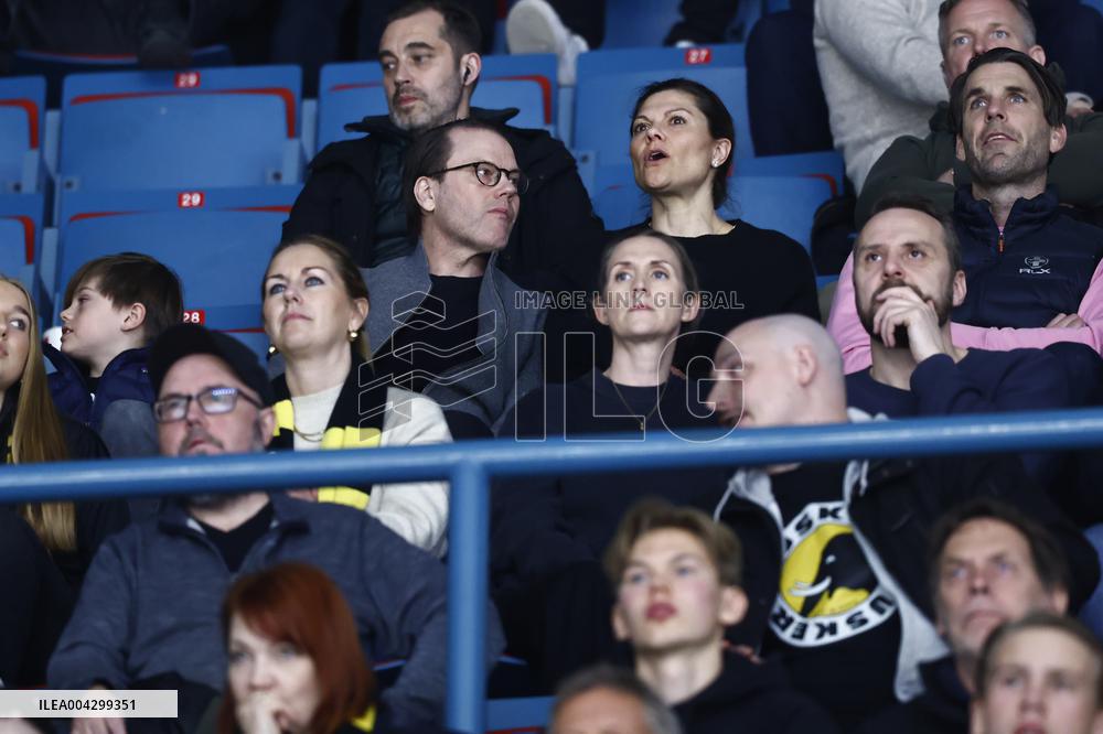 CROWN PRINCESS FAMILY AT HOCKEY