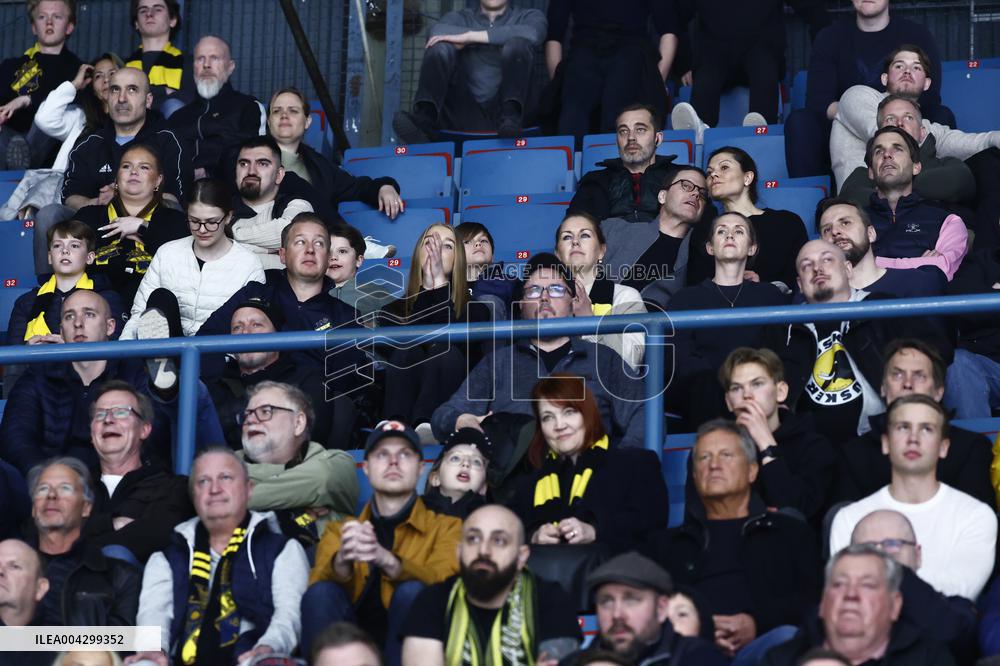 CROWN PRINCESS FAMILY AT HOCKEY