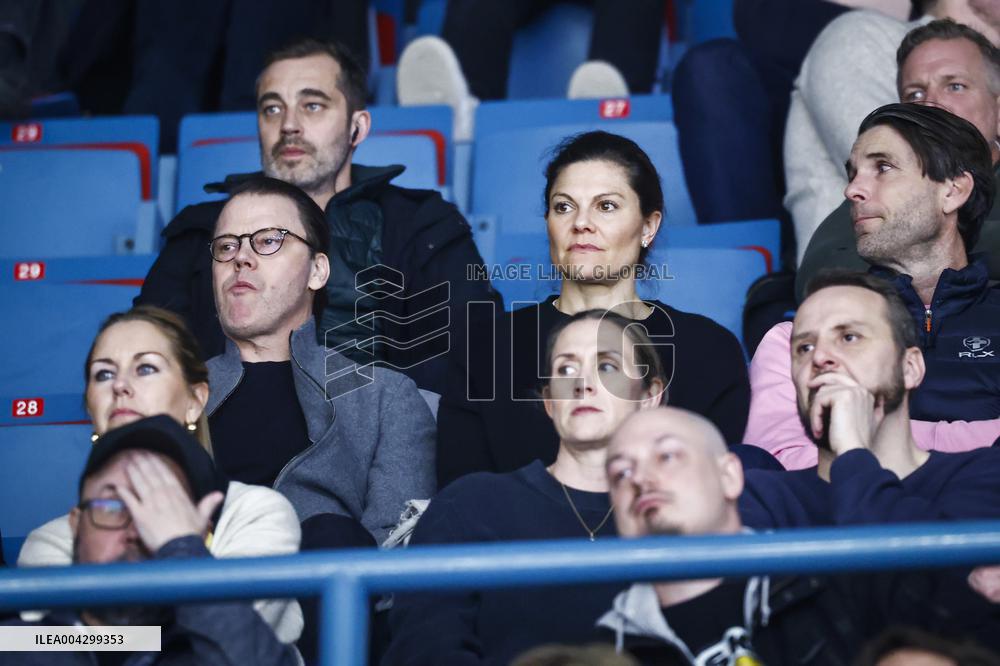 CROWN PRINCESS FAMILY AT HOCKEY