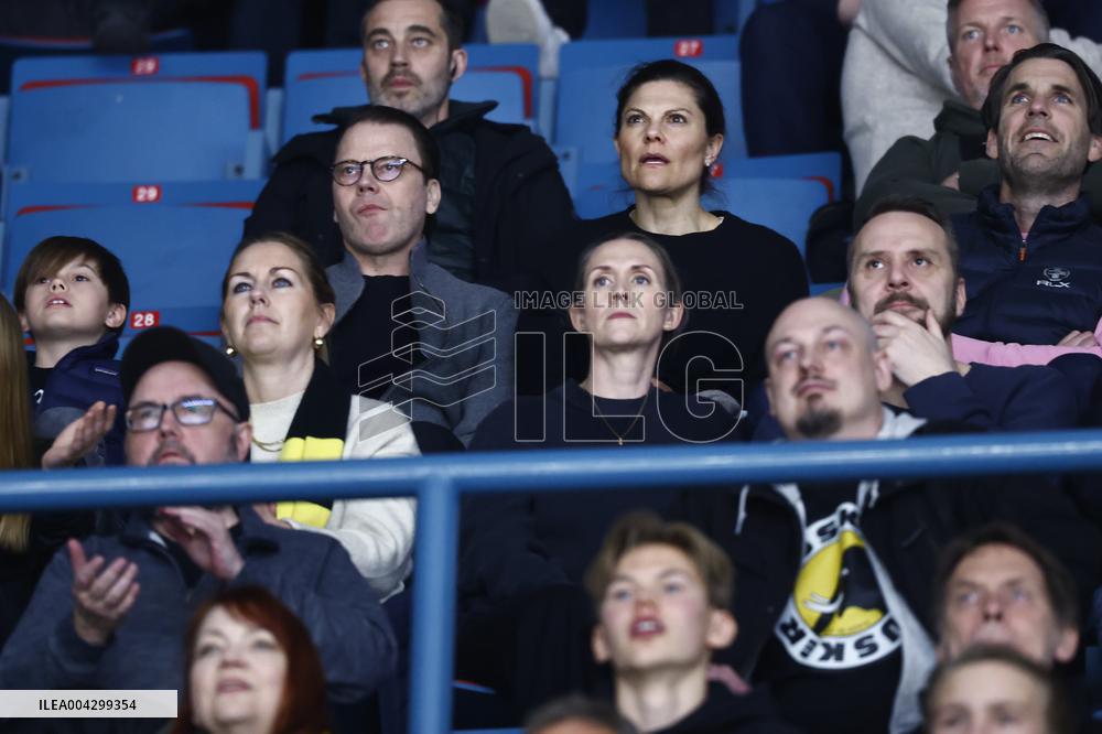 CROWN PRINCESS FAMILY AT HOCKEY