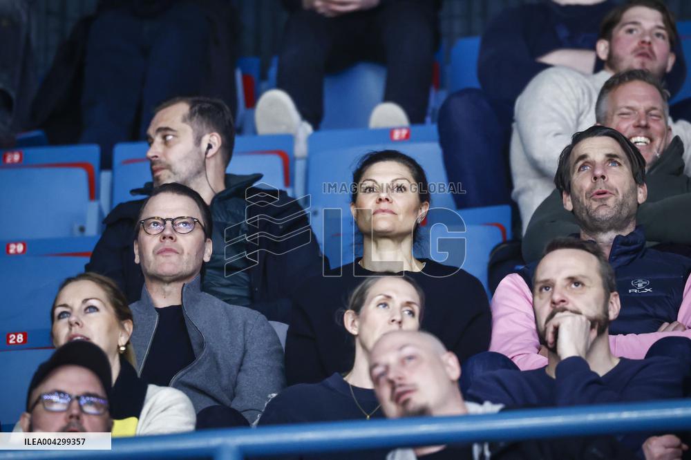 CROWN PRINCESS FAMILY AT HOCKEY