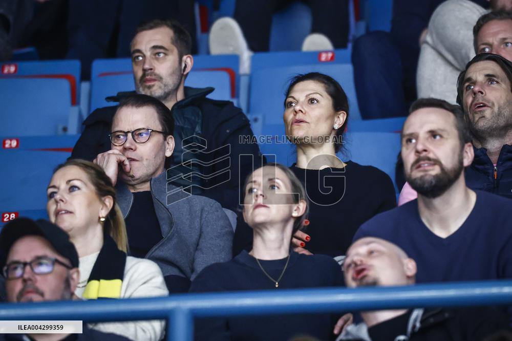 CROWN PRINCESS FAMILY AT HOCKEY