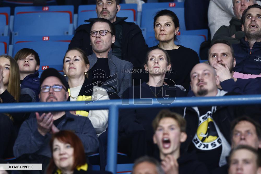 CROWN PRINCESS FAMILY AT HOCKEY