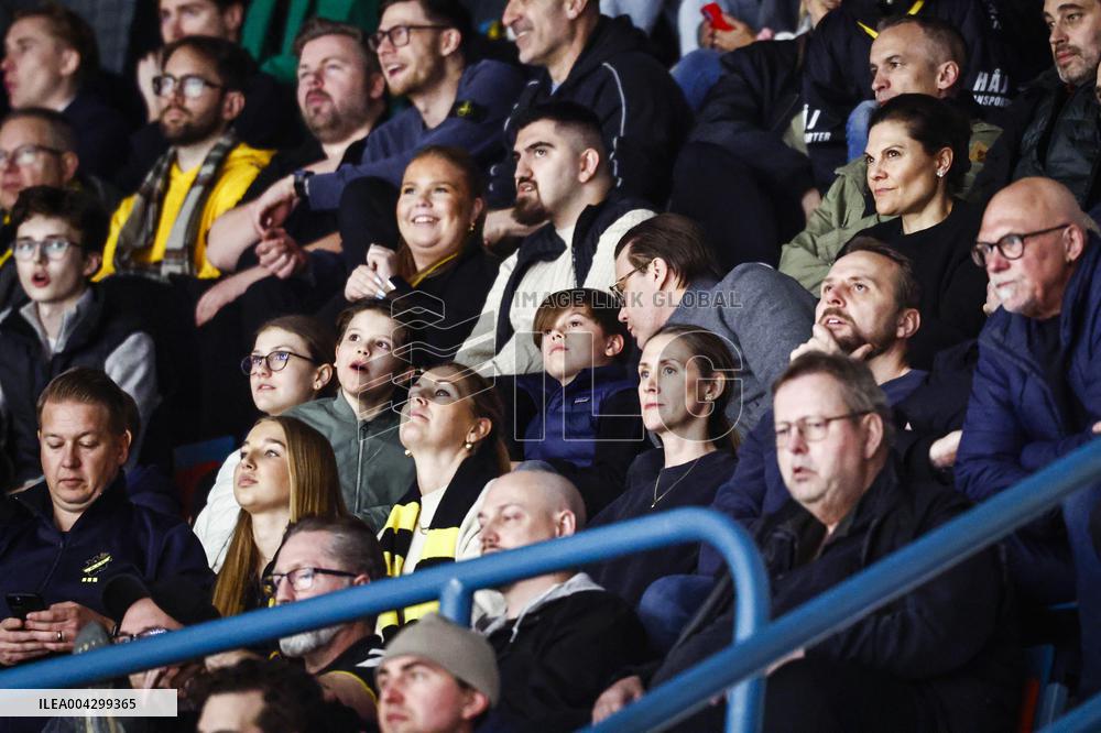 CROWN PRINCESS FAMILY AT HOCKEY