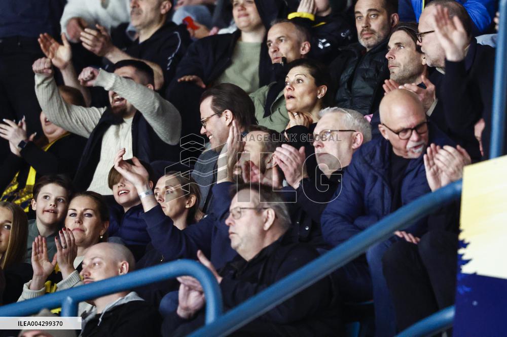 CROWN PRINCESS FAMILY AT HOCKEY