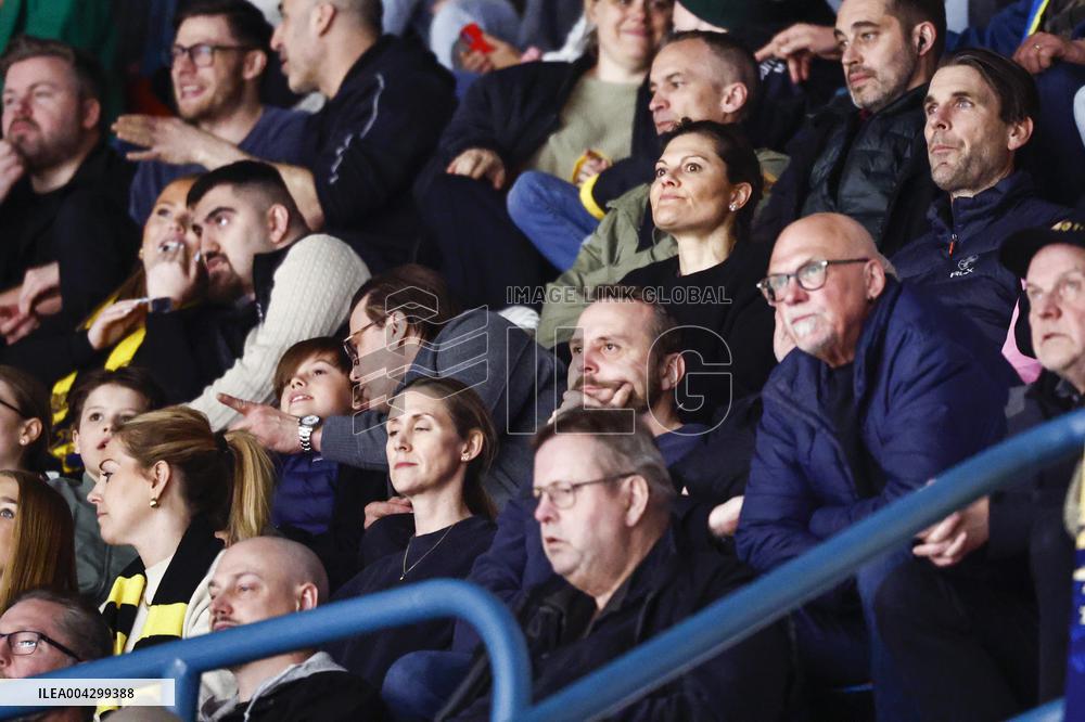 CROWN PRINCESS FAMILY AT HOCKEY